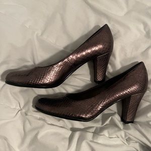 Aerosoles | Heel Rest Snakeskin Pumps sz 9.5 gray metallic